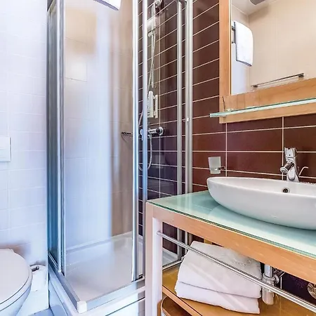 Beautiful In With Outdoor Swimming Pool, Sauna And 2 Bedrooms Apartman Novi Vinodolski