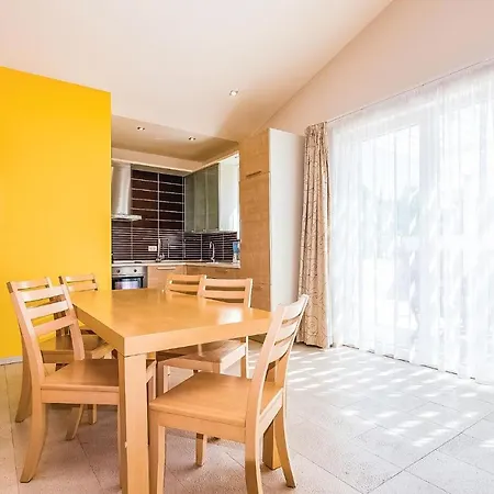 Beautiful In With Outdoor Swimming Pool, Sauna And 2 Bedrooms *