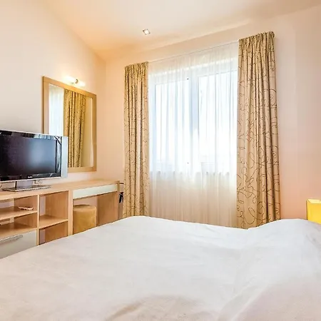 Beautiful In With Outdoor Swimming Pool, Sauna And 2 Bedrooms *